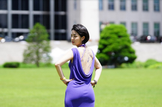 류호정 정의당 의원이 16일 국회에서 몸에 타투 문양을 그린 뒤 타투업법 제정을 촉구하고 있다. 류호정 의원실 제공